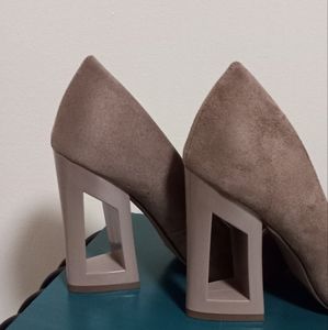 Pump with cut out heel